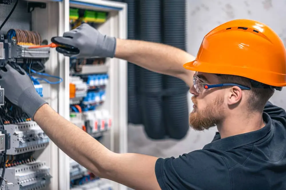 Instalador autorizado realizando instalación eléctrica industrial en Leganés